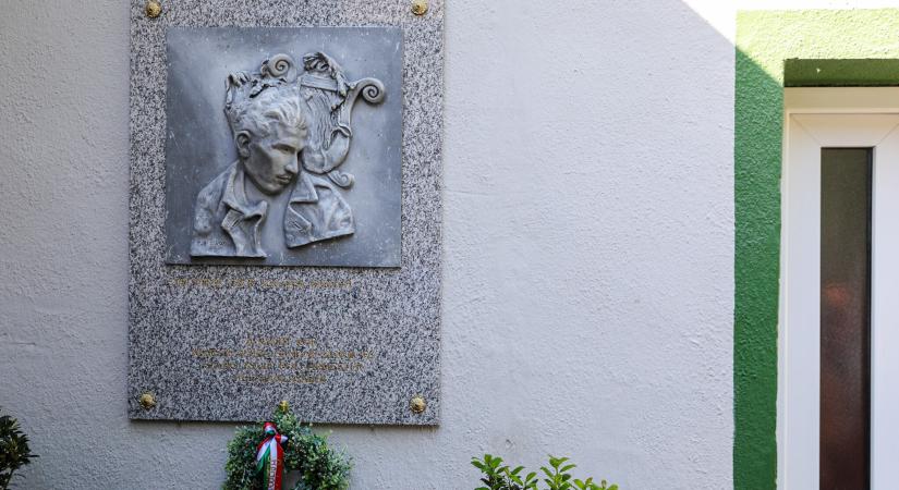 Abdán szívügyüknek tekintik Radnóti Miklós emlékének ápolását – Domborművet avattak a költő születésének 115. évfordulóján