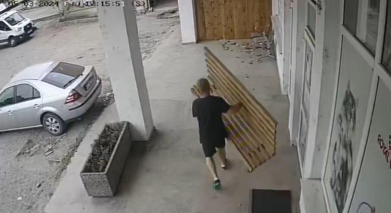 Klinika elől lopott padot egy kolozsvári férfi (VIDEÓ) – vasárnapi hírek