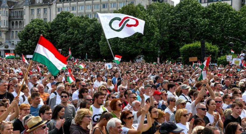 „Még a jóistenke is szereti Pétert” – Zsúfolásig megtelt Debrecen főtere a Tisza Párt anyák napi tüntetésén
