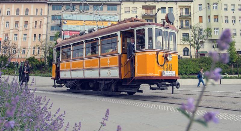 Nosztalgia a fővárosban: régi járművekkel utazhatunk Budapest utcáin