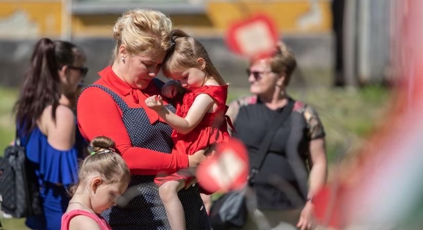 A hétköznapok biztonságát adó szó: anya – Anyák napi ünnepségre jött Porvára Szili Katalin