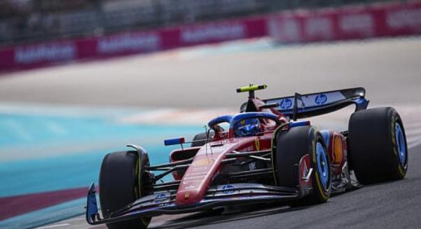 „Úgy jött, mint egy torpedó” – Vettelt idézte Sainz a leintés után