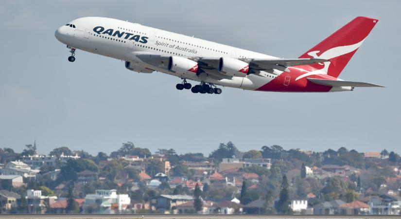 Már törölt járatokra adott el jegyeket az ausztrál Qantas légitársaság, rekordközeli, 29 milliárd forintnyi büntetést fizetnek, minden utas fájdalomdíjat kap
