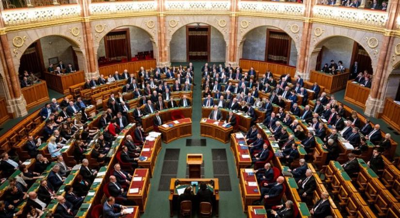 Kétharmados elégedetlenséget, hárompárti parlamentet mért a Publicus