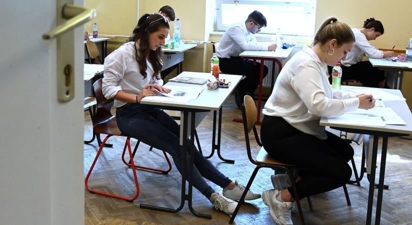 Dübörög az érettségi, hétfőn reggel magyarból vizsgáznak a diákok
