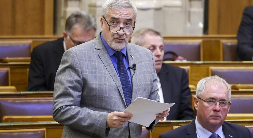 Csak a nyakkendő különbözött: a fideszes Halász János egy hónap alatt kétszer szó szerint ugyanazt a felszólalást mondta el a parlamentben – videó