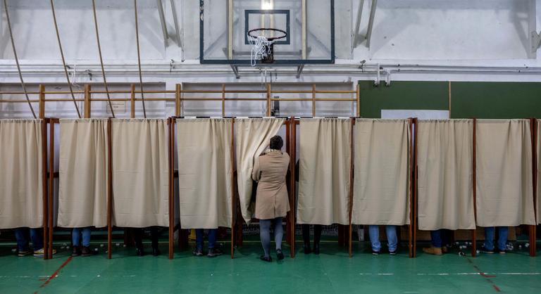 Élen a Fidesz–KDNP, önállóan még a Tisza Párt és a Demokratikus Koalíció jutna a parlamentbe