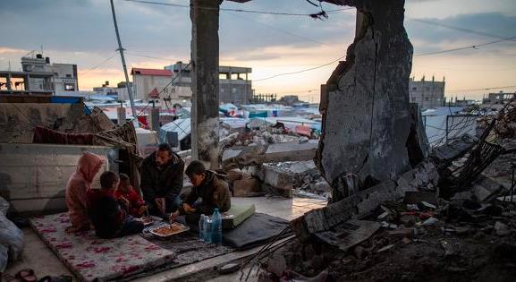 100 ezer embert telepít ki Izrael Rafahból - ez már a vég kezdete?
