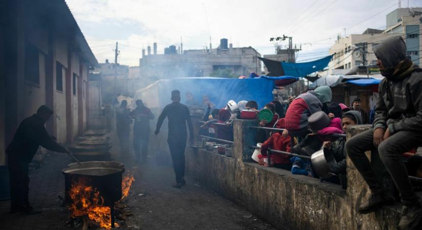 Izrael megkezdte a palesztin civilek evakuálását Rafahból – „Meneküljenek al-Mavaszi negyedbe vagy Hán-Júnisz környékére”