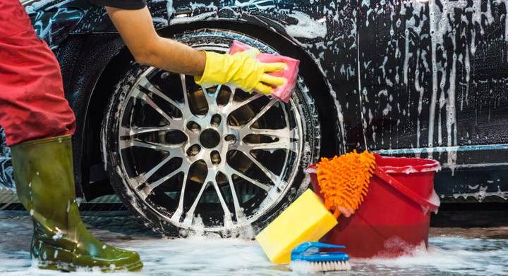 Tilos otthon autót mosni: pénzbüntetés jár annak, aki mégis így cselekedne Németországban