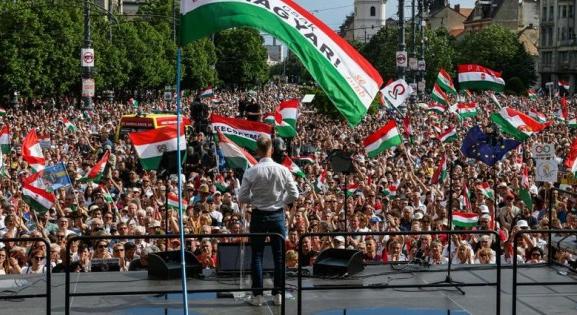 A parlamentben is letörölné a táblát Magyar Péter pártja