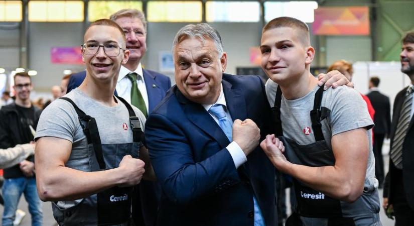 Helikopterező Szijjártó Péterrel kívánt sok sikert Orbán Viktor az érettségizőknek