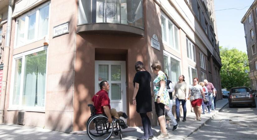 Átadták a Nem Adom Fel Alapítvány támogatott lakhatási projektjének keretében felújított lakóegységet