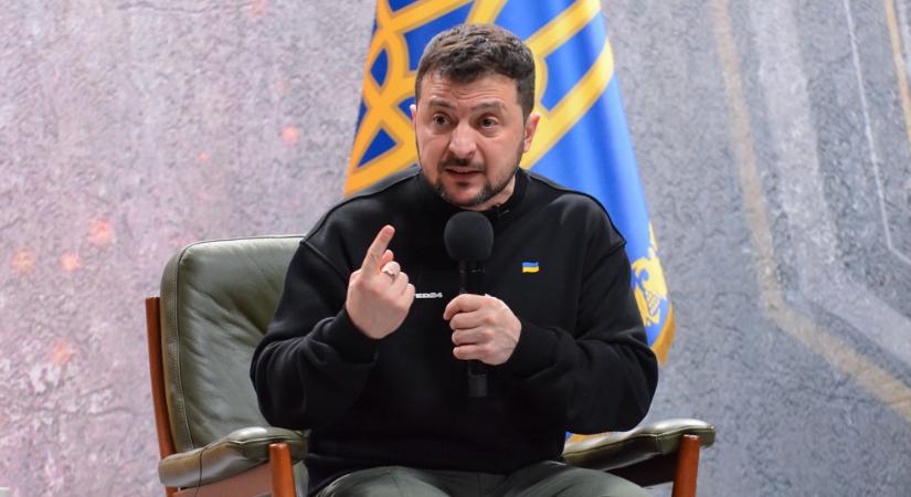 Zelenszkij: „Isten egy ukrán zászlóval díszített jelvényt visel a vállán”