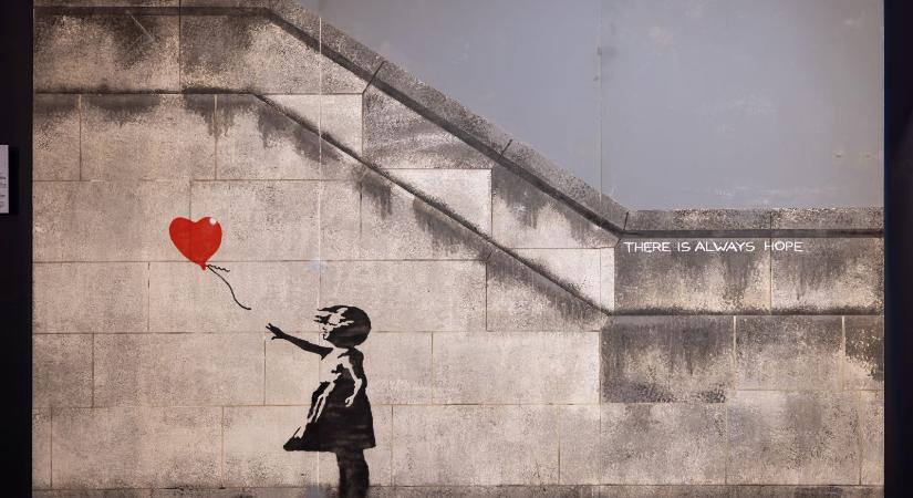 Banksy Budapesten: megnyílt a világhírű láthatatlan graffitiművész kiállítása
