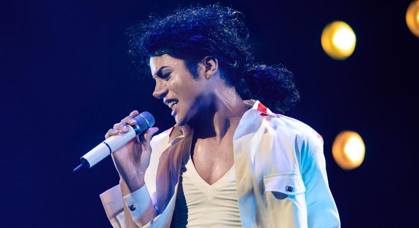 Új forgatási fotókon láthatjuk a Michael Jackson-biopic sztárját a popcsillag ikonikus jelmezében, és hát továbbra is félelmetes a hasonlóság