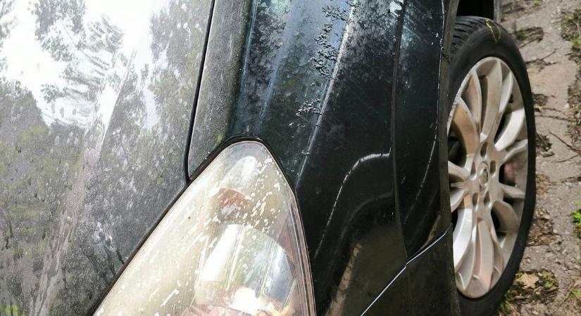 Sósavval öntöttek le autókat egy debreceni parkolóban, már a rendőrség is nyomoz