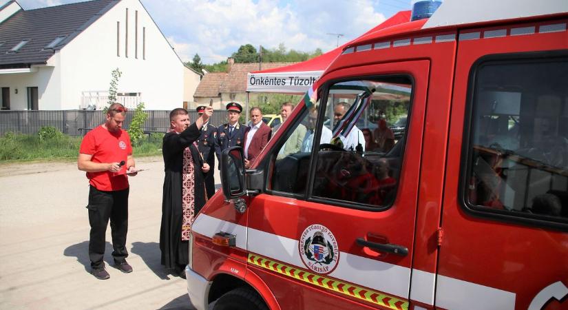 Tűzoltók napján látványos bemutatóval avatták fel az új multifunkciós járművet fotók, videó