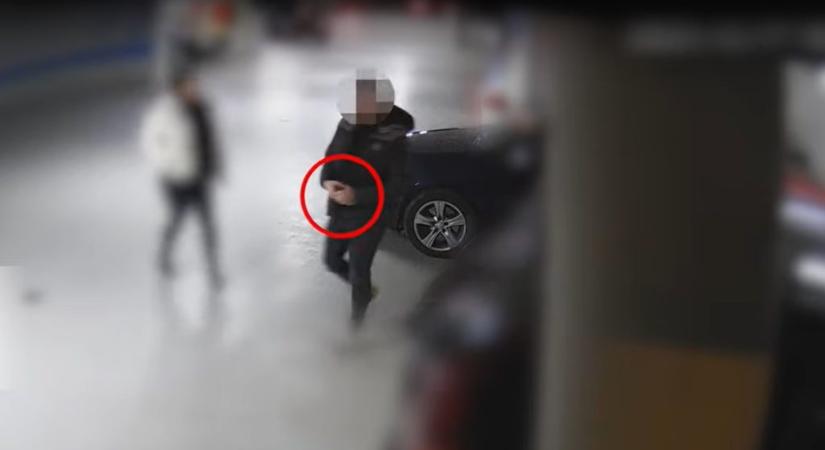 Videón, ahogy egy férfi lenyúl 234 ezer forintnyi valutát az autó tetején felejtett tárcából
