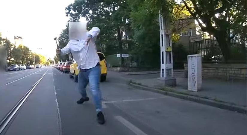 Kalapáccsal támadt a begőzölt taxis egy kerékpárosra Budapesten: videón a meghökkentő eset, ami után bepöccent a férfi