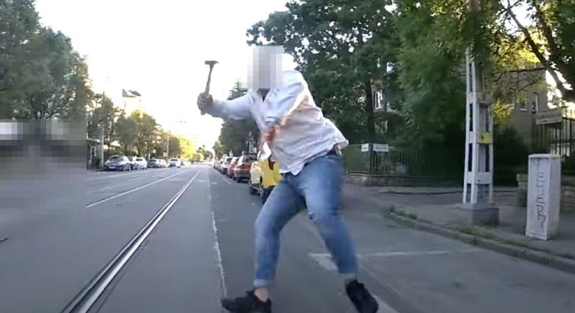 Kalapáccsal támadt egy taxisállat a biciklisre Budapesten