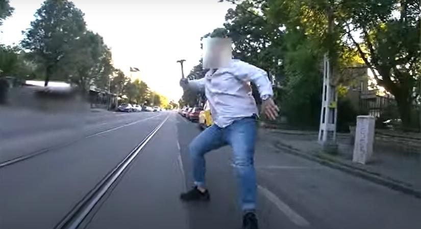 Kalapácsot lóbálva várta a taxis a neki beintő biciklist Budapesten