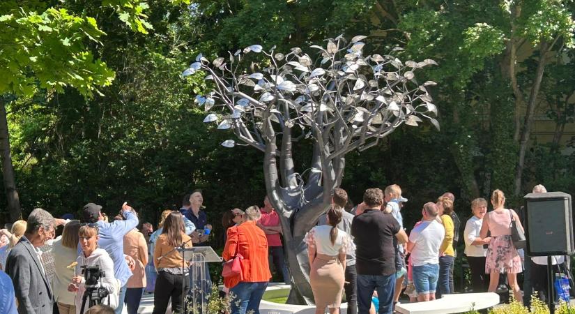 Különleges életfát alkotott meg a szobrász Balatonföldváron