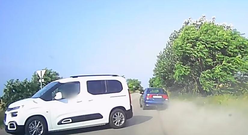 Vetkőzve menekült egy autós a rendőrök elől Dunaújvárosban