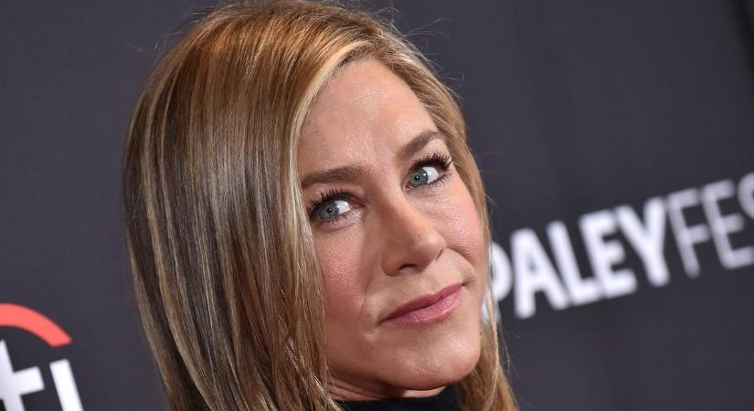 Jennifer Aniston nem húzott melltartót: a bimbói majdnem kiszakították a tapadós felsőjét - forró fotók