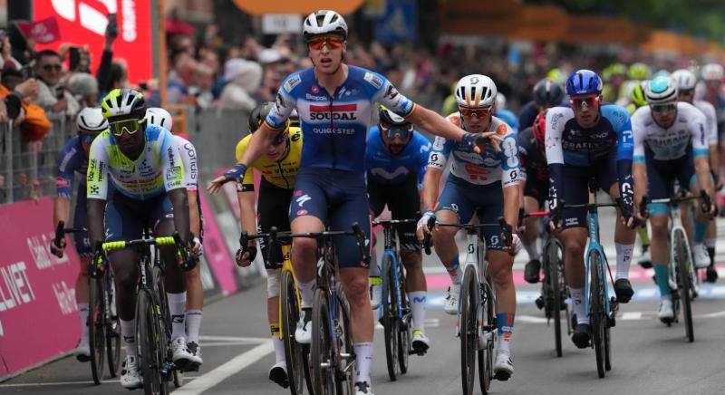 Giro d'Italia 2024: majdnem ellopta a sprinterek orra elől a showt Pogacar, de Merlier az etapgyőztes