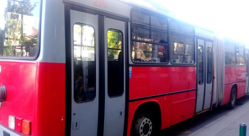 „Azonnal álljon meg!” – kiabálták a buszsorőrnek Szegeden, szörnyű, ami az egyik utassal történt