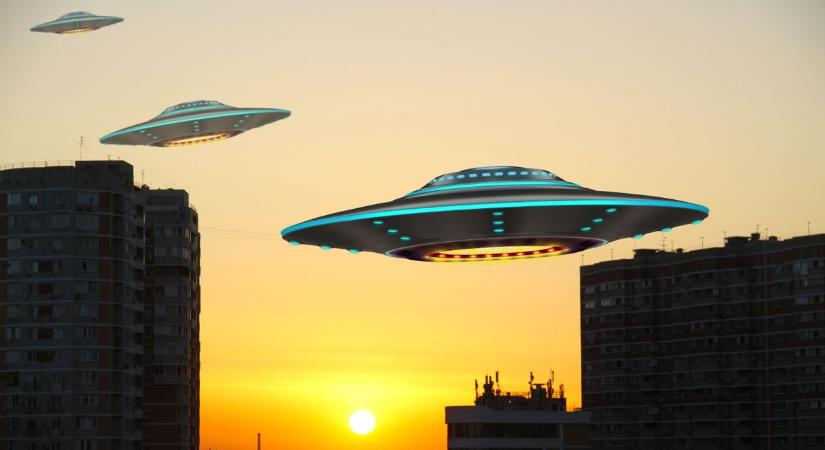 "Mi a fenék voltak ezek?!" – Három repülő objektum szelte át az égboltot, földönkívülieket sikerült levideózni?