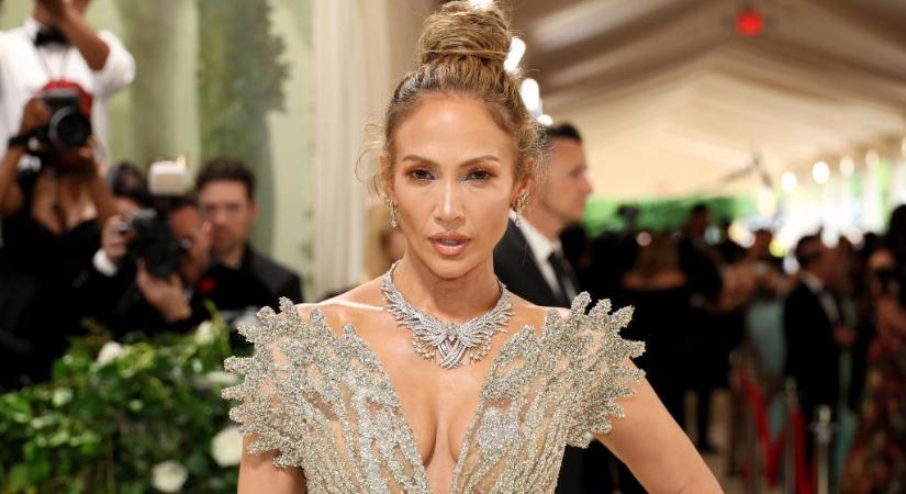 Met-gála: Jennifer Lopez lélegzetelállító meztelenruháját 2,5 millió gyöngy díszítette