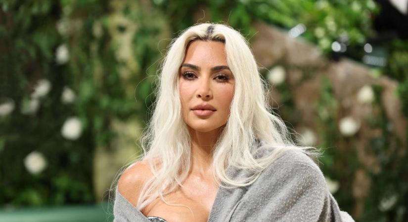 Kim Kardashian irreálisan vékony darázsdereka ellopta a show-t a Met-gálán