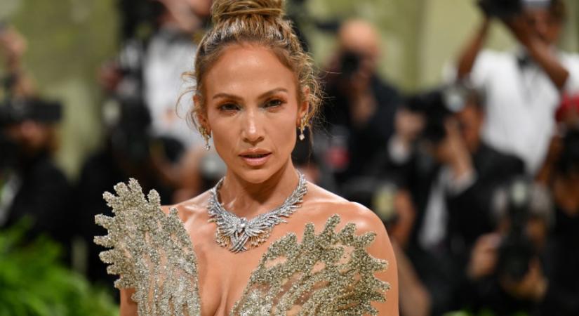 Jennifer Lopez élete legkülönlegesebb meztelenruháját viselte a Met-gálán, elképesztően festett benne