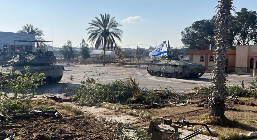 Izrael harckocsikkal hatolt be Rafahba