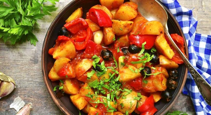 Pirosra sült krumpli mediterrán módra: egytálételként is megállja a helyét