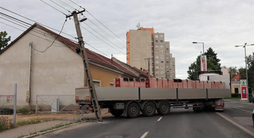 Tolató teherautó döntött villanyoszlopot Celldömölkön - fotók