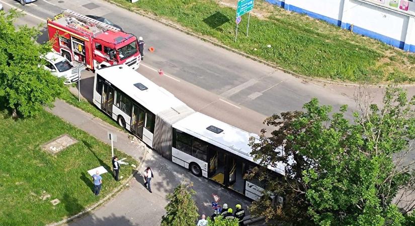 Villanyoszlopot döntött egy helyi járatú busz Egerben