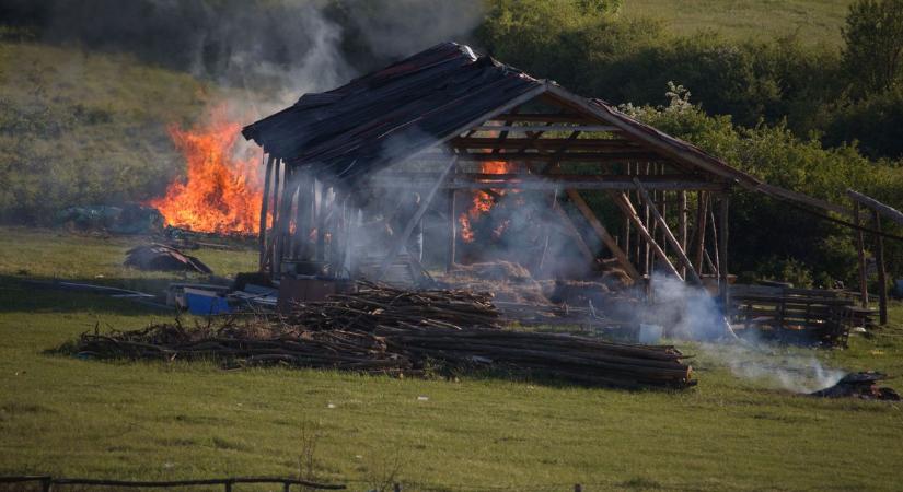 Kerti kunyhó kapott lángra Karcagnál, a helyi tűzoltók oltották a tüzet
