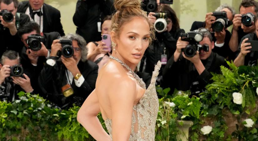 Met-gála 2024: Jennifer Lopez királynőként pózolt a kristályokkal díszített áttetsző ruhájában