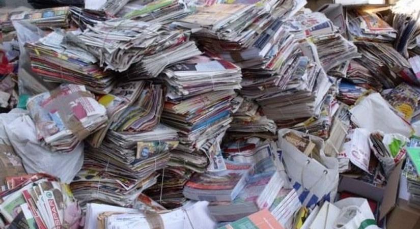 Több tonna papírral árasztották el a Bartók tér parkolóját