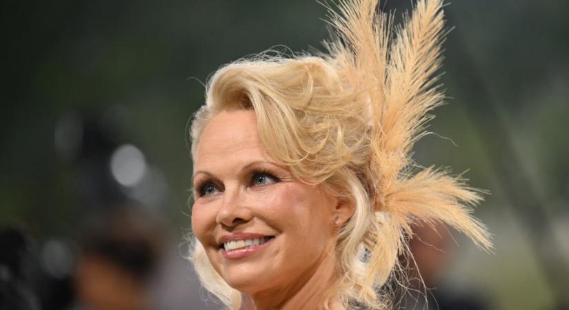 Az 56 éves Pamela Anderson így jelent meg a Met-gálán, imádják érte az emberek