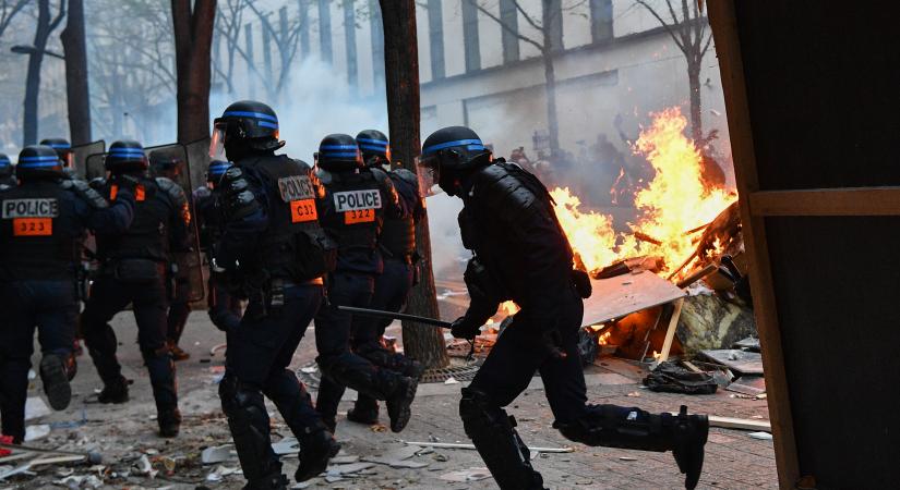 Újabb erőszakos tüntetés Párizsban - rendőröket támadtak meg, autókat gyújtottak fel, kirakatokat törtek be - videó