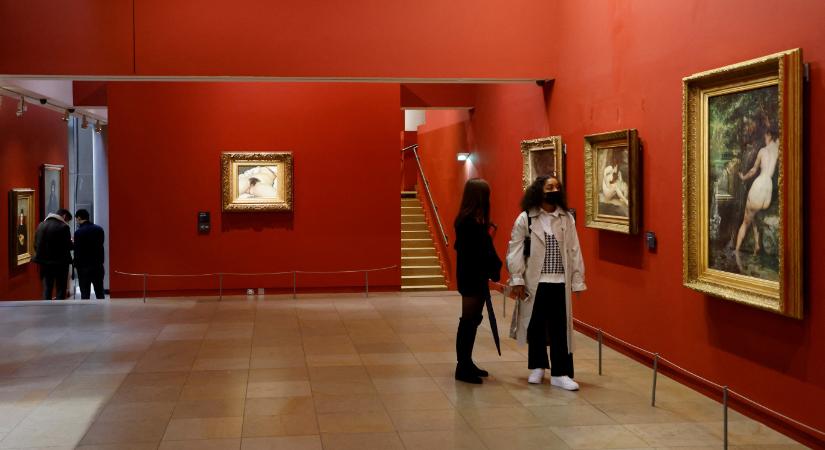 Feminista aktivisták fújták fel Gustav Courbet pinafestményére a MeToo feliratot