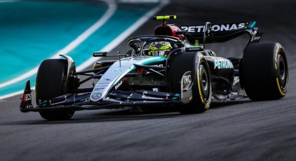 „Lewis gyorsabb volt Pereznél” – Wolff bizakodó
