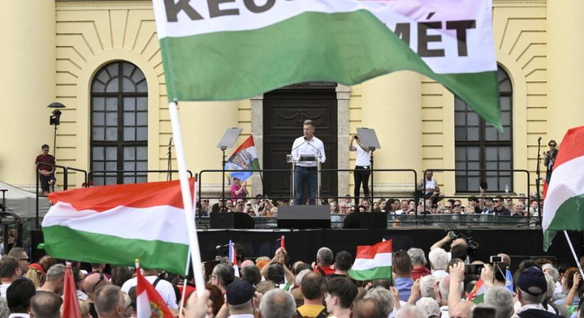 Magyar Péter: Orbán 2000 embert állított rám!