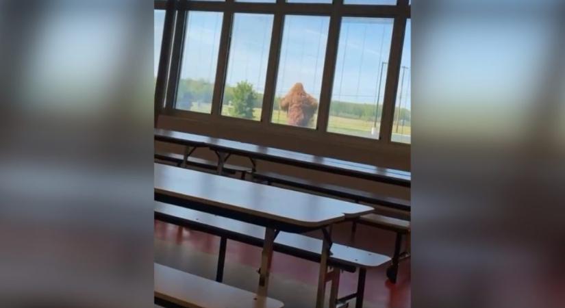Egy jetijelmezes szülő okozott pánikot egy ohiói iskolában