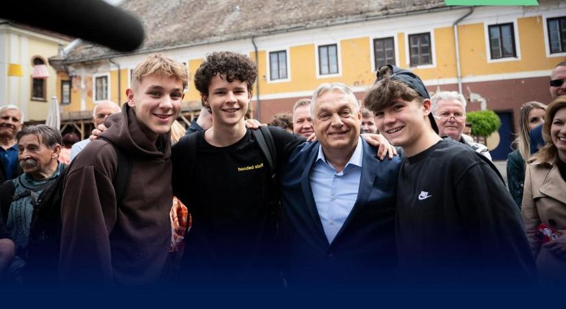 Orbán Viktor Szentendrén folytatta kampánykörútját