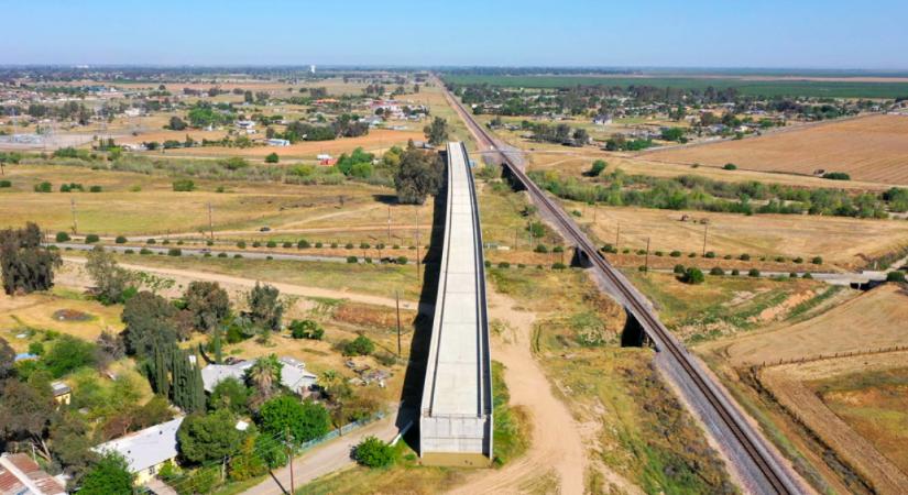Milliárdokért épült a vasúti híd: a semmibe vezet - Fotók